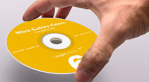 Eine CD-ROM als Beispiel für das Format Liturgie konkret Wort-Gottes-Feier digital, gehalten von einer Hand, die wahrscheinlich einer männlich gelesenen Person gehört..